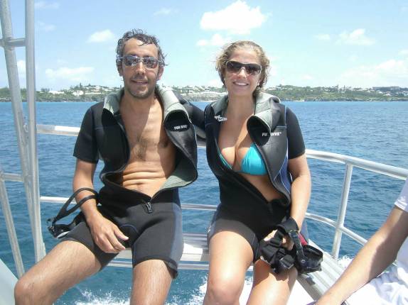 Felizes, voltando de mergulhos no litoral sul de Bermuda